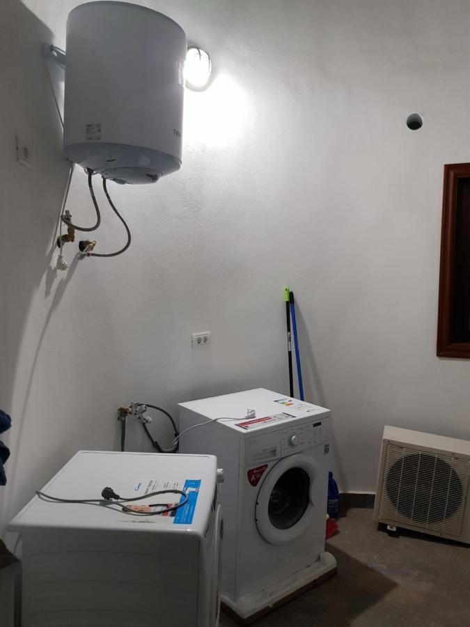 Apartamento privado en una zona tranquila y próxima al aeropuerto TF norte y a la ciudad de San Cristóbal de la Laguna . Exterior foto
